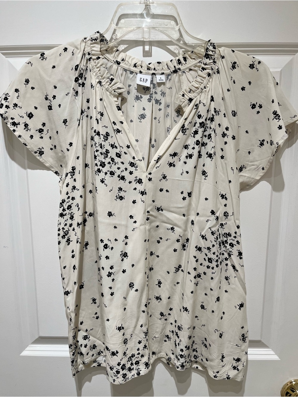 NWOT GAP Women's Cream Floral V-Neck Short Sleeve Top Size Small